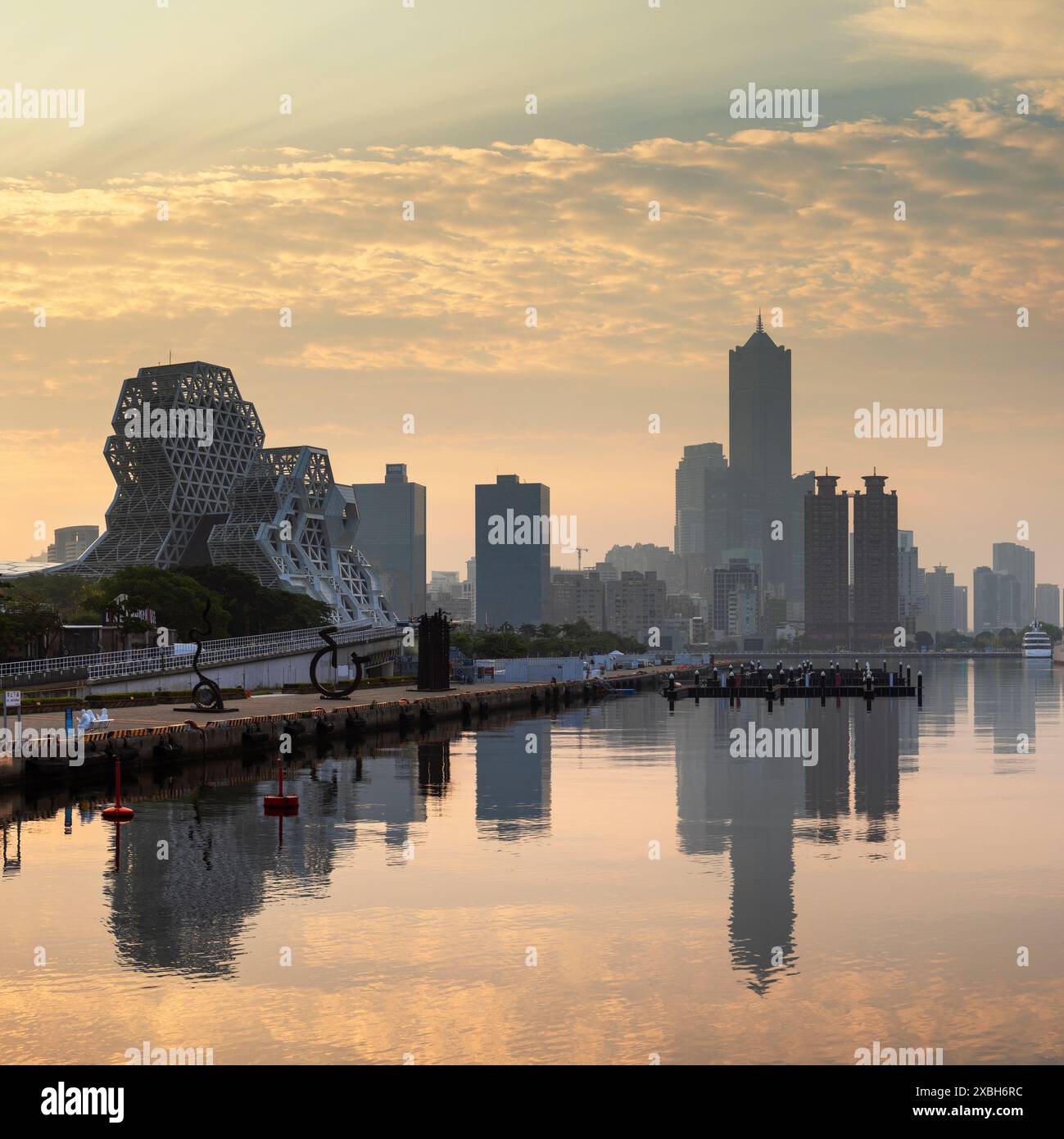 Kaohsiung Music Centre, 85 Sky Tower e grattacieli all'alba, Kaohsiung, Taiwan Foto Stock