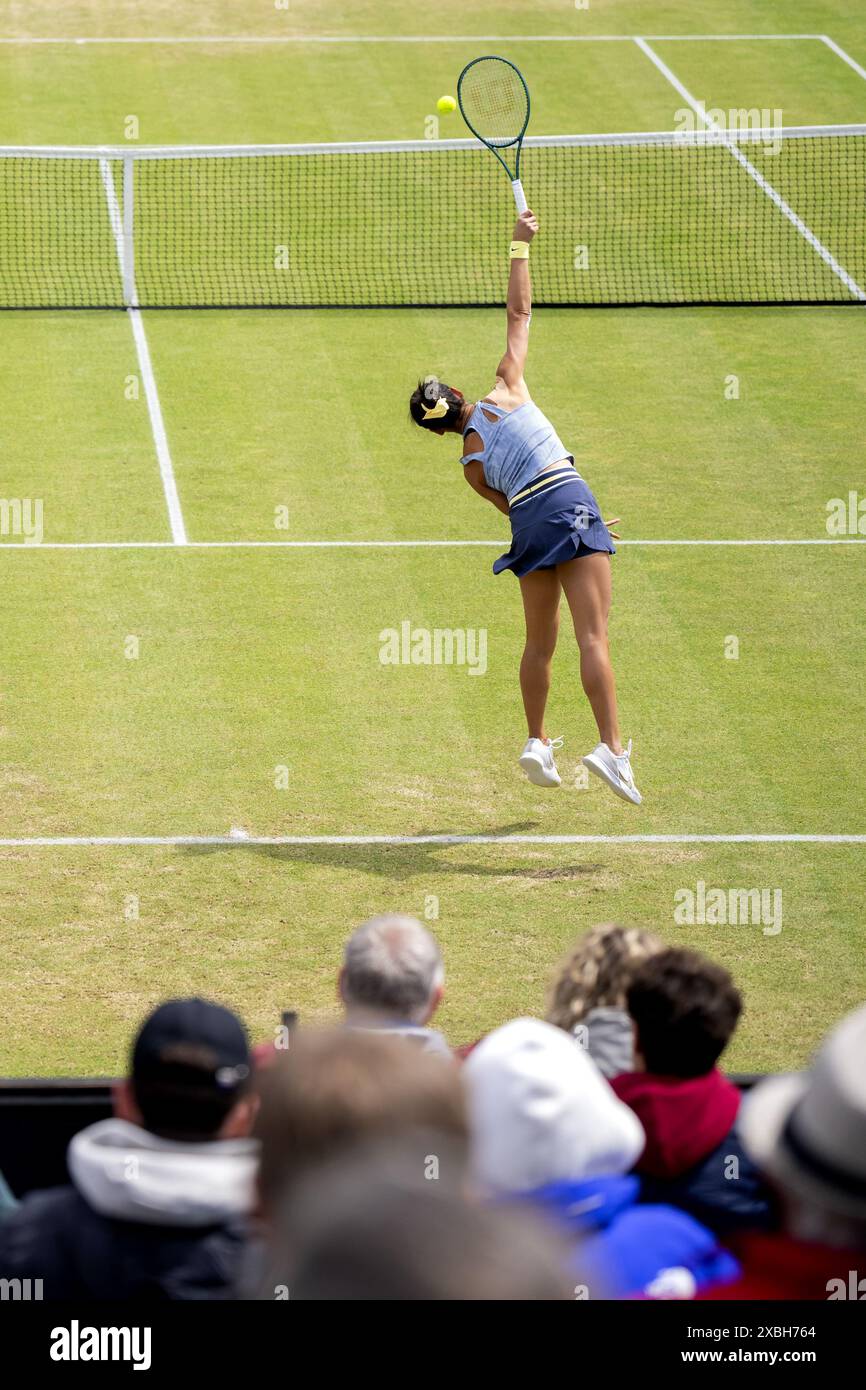 ROSMALEN - Yue Yuan (CHN) in azione contro Bianca Andreescu (CAN) nella quinta giornata del torneo di tennis Libema Open di Rosmalen. LEVIGATRICE ANP KONING Foto Stock