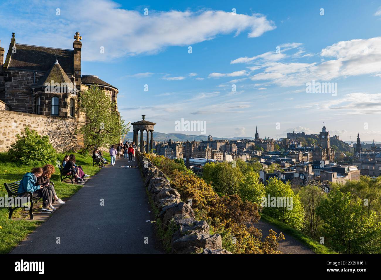 Città di Edimburgo in Scozia, Regno Unito, vista dal vicolo sulla Calton Hill al tramonto. Foto Stock