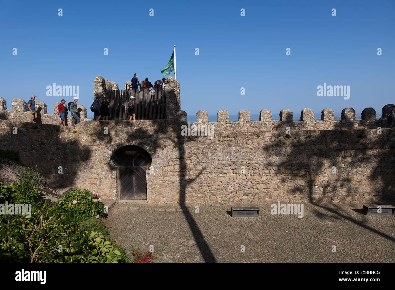 Il Castello dei Mori (Castelo dos Mouros) a Sintra, grande Lisbona, Portogallo. Castello medievale moresco risalente all'VIII secolo. Foto Stock