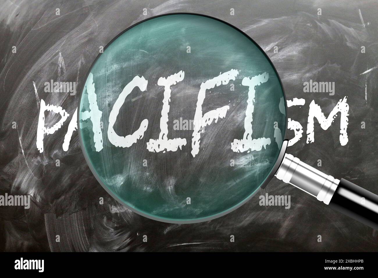Pacifismo - impararlo, studiarlo e ispezionarlo. Un'occhiata più da vicino al pacifismo. Una lente d'ingrandimento che ingrandisce la parola "pacifismo" scritta su una lavagna Foto Stock