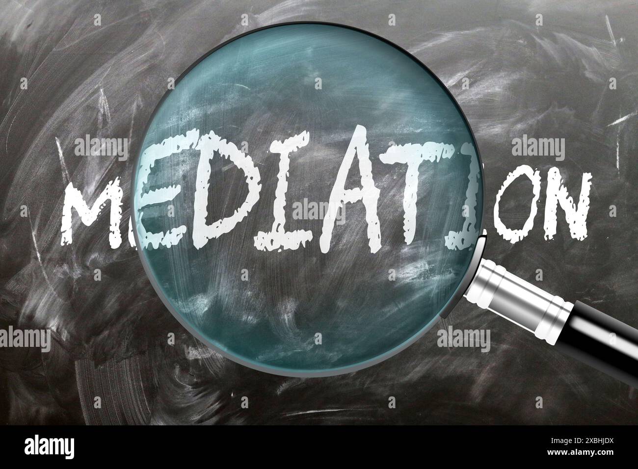 Mediazione - imparate, studiate e ispezionate. Un'occhiata più da vicino alla mediazione. Una lente d'ingrandimento che ingrandisce la parola "mediazione" scritta su una lavagna Foto Stock
