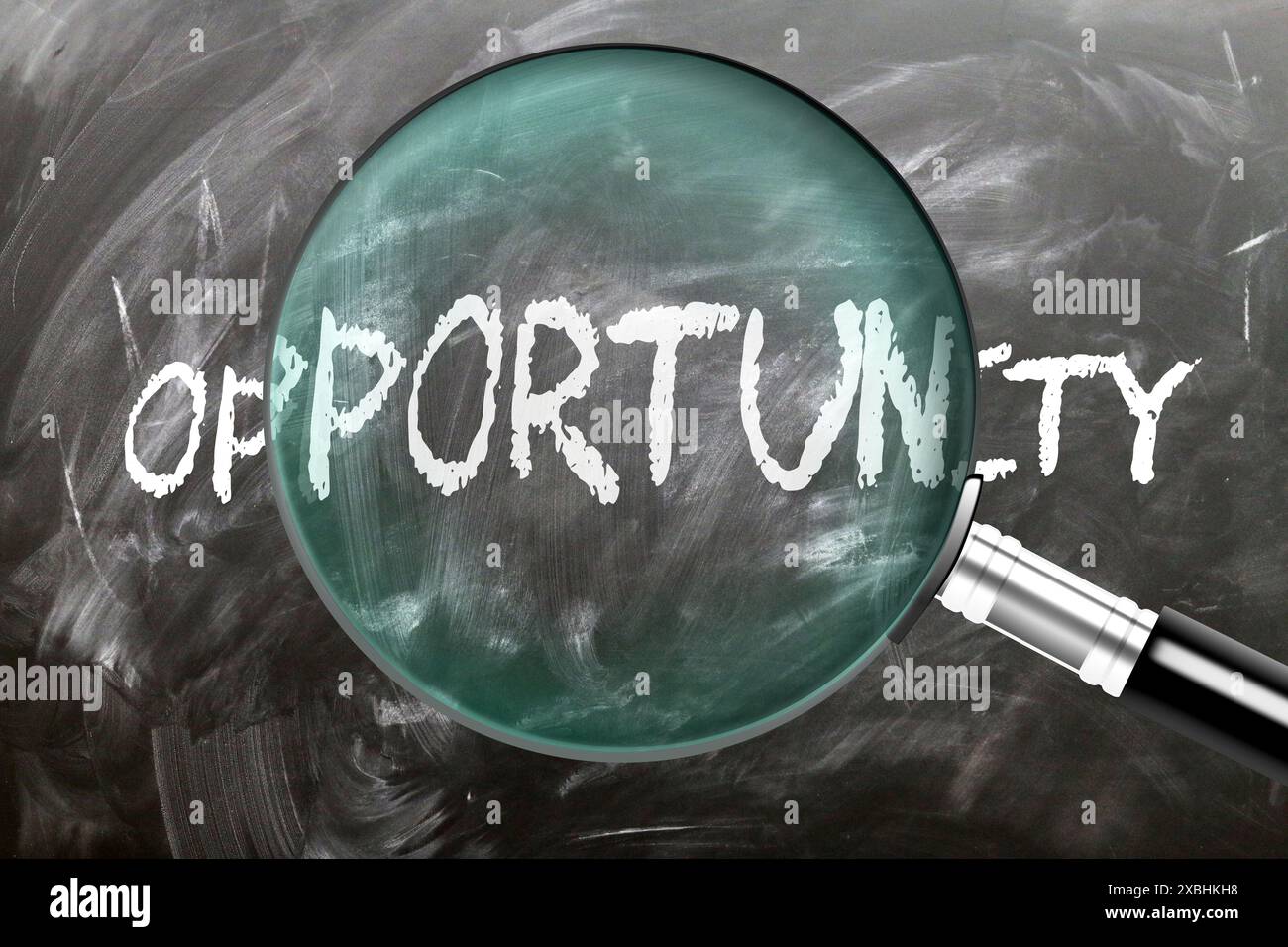 Opportunità - imparate, studiate e ispezionate. Un'occhiata più da vicino alle opportunità. Una lente d'ingrandimento che ingrandisce la parola "Opportunity" scritta su un blackboar Foto Stock