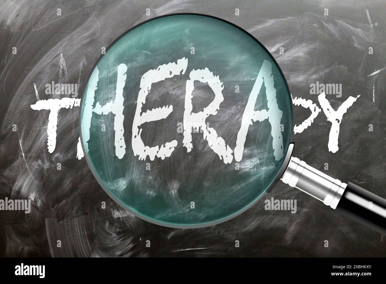 Terapia - imparate, studiate e ispezionate. Un'occhiata più da vicino alla terapia. Una lente d'ingrandimento che ingrandisce la parola "terapia" scritta su una lavagna Foto Stock