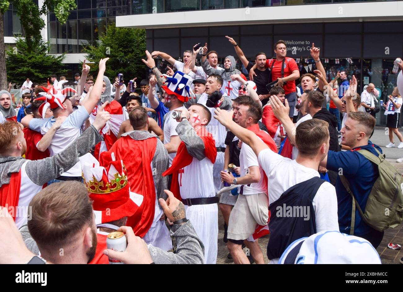 Londra, Regno Unito. 11 luglio 2021. I tifosi dell'Inghilterra si riuniscono fuori dallo Stadio di Wembley davanti alla finale di Euro 2020 Inghilterra contro Italia. Credito: Vuk Valcic/Alamy Foto Stock