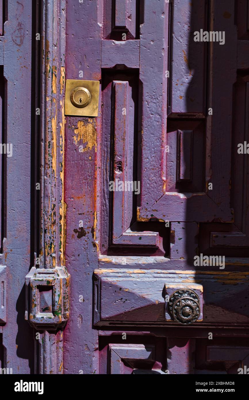 Chiudere una vecchia porta di un edificio a Madrid Foto Stock