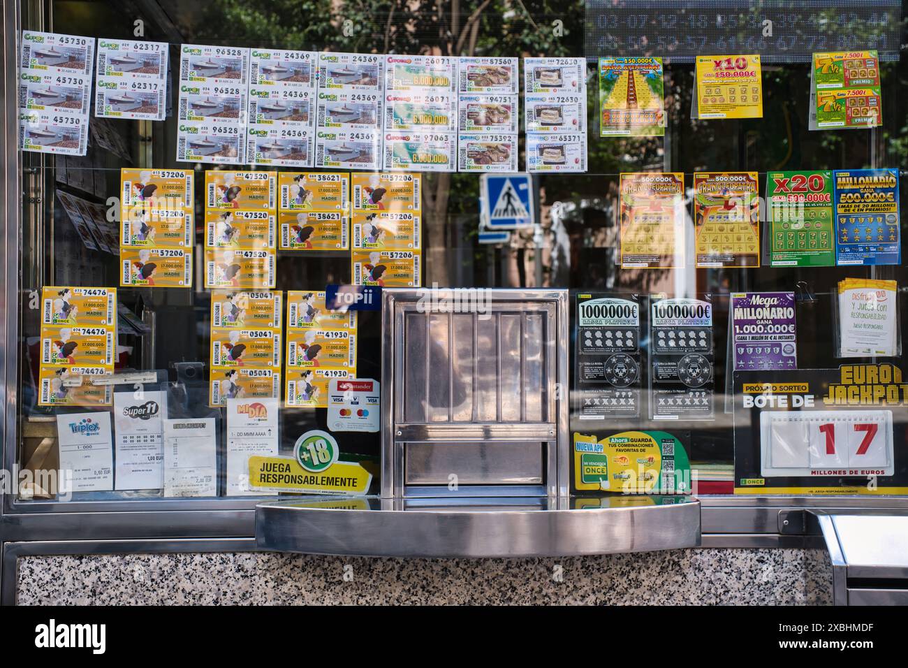 Primo piano di una vetrina di un chiosco della lotteria a Madrid Foto Stock