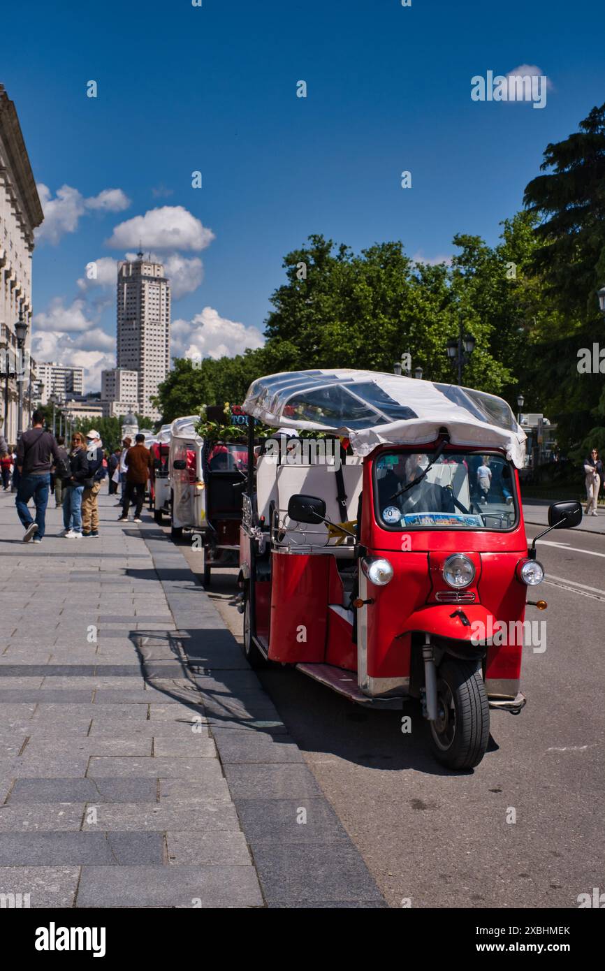 Vista di una coda di tuk-tuk in una strada di Madrid Foto Stock