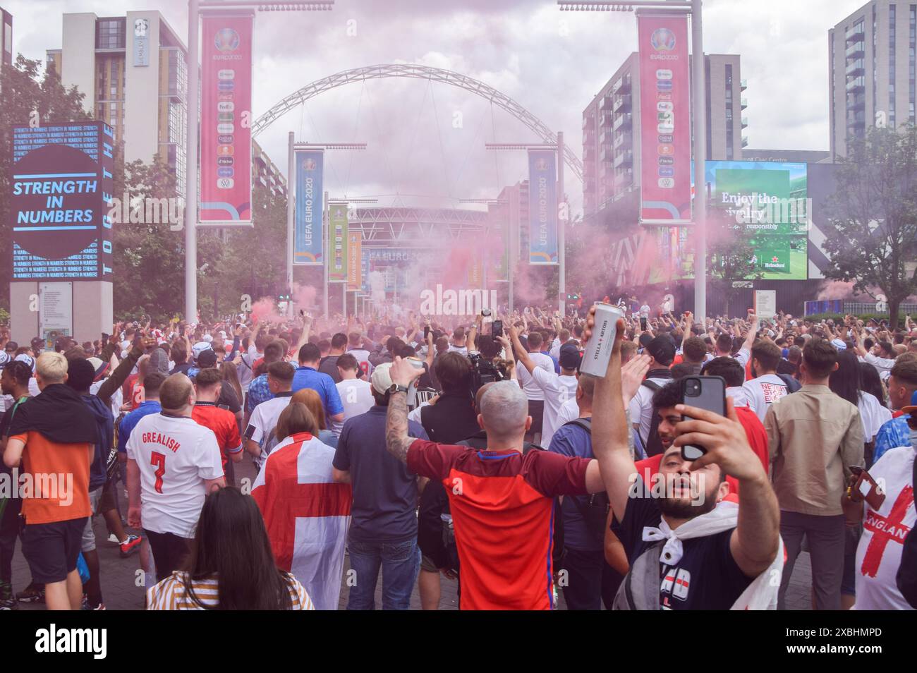 Londra, Regno Unito. 11 luglio 2021. I tifosi dell'Inghilterra si riuniscono fuori dallo Stadio di Wembley davanti alla finale di Euro 2020 Inghilterra contro Italia. Credito: Vuk Valcic/Alamy Foto Stock