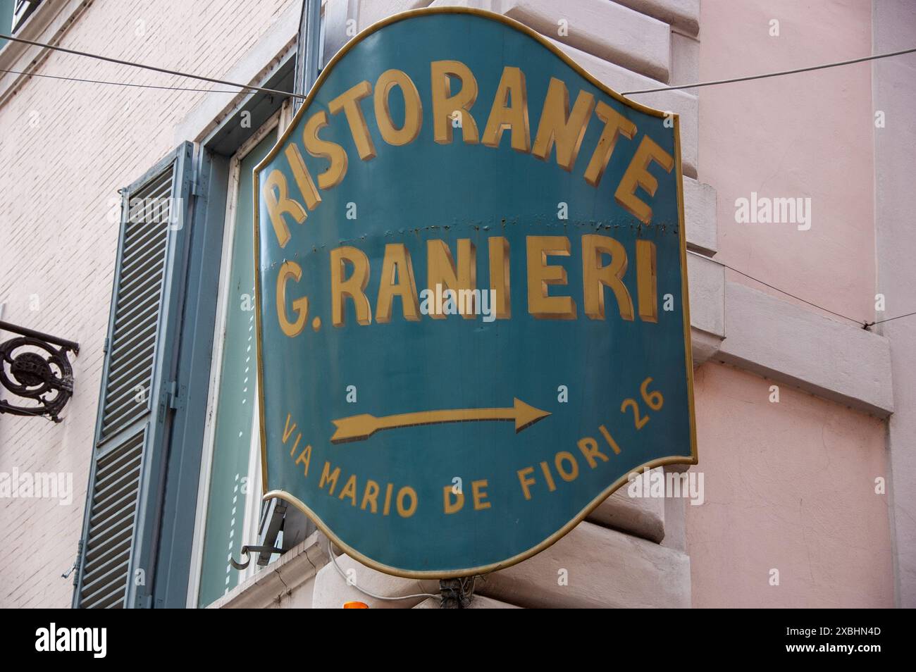 Cartellone di ristorante in metallo ornato a Roma, capitale d'Italia Foto Stock