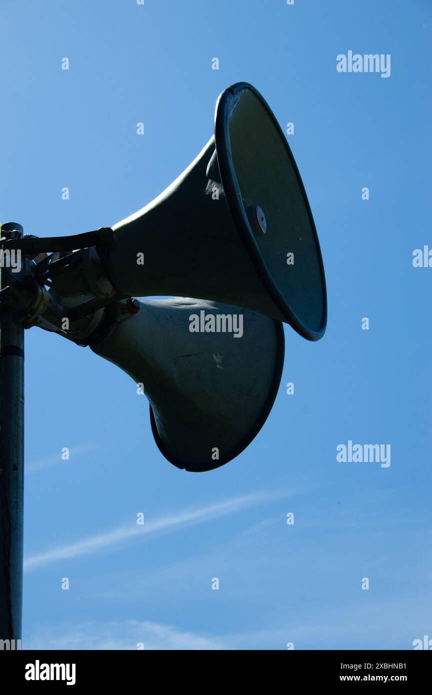 Tannoy contro il cielo blu. Da utilizzare per annunci, messaggi, ordine pubblico, concetti generali di comunicazione e scopi illustrativi. Orientamento verticale Foto Stock