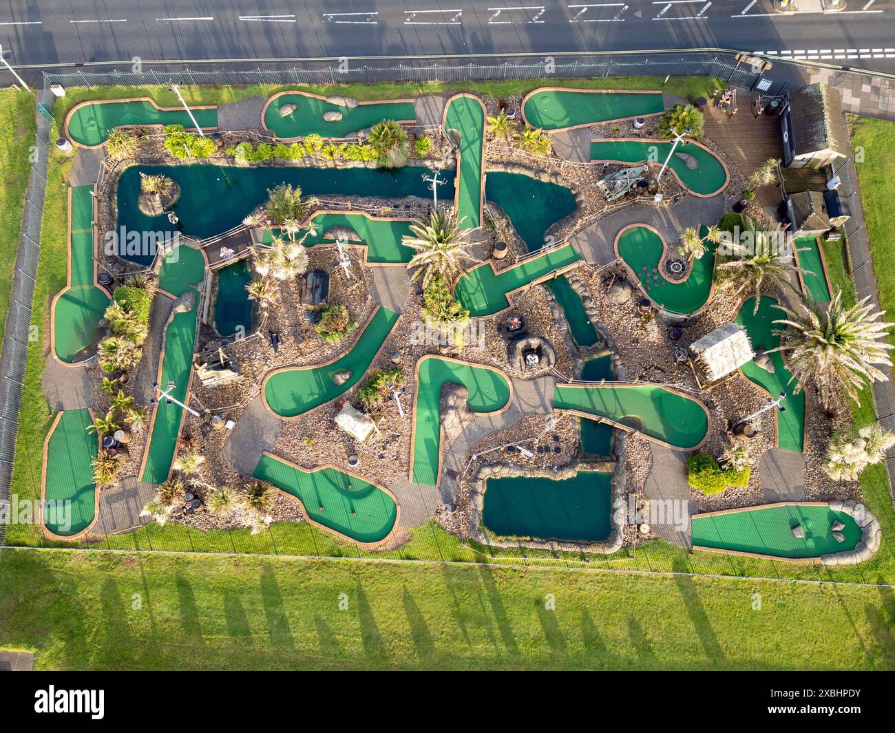 Un'immagine aerea che guarda direttamente in basso su un campo da golf pazzo e mostra le nove buche del campo da golf pazzo. Foto Stock