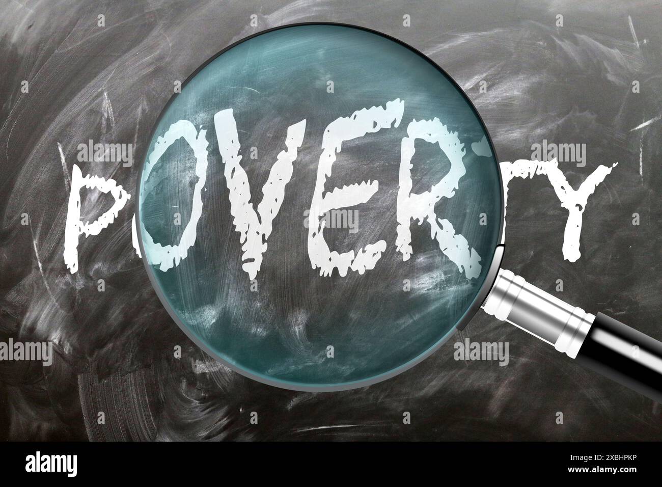 Povertà - imparate, studiate e ispezionate. Un'occhiata più da vicino alla povertà. Una lente d'ingrandimento che allarga la parola "povertà” scritta su una lavagna Foto Stock