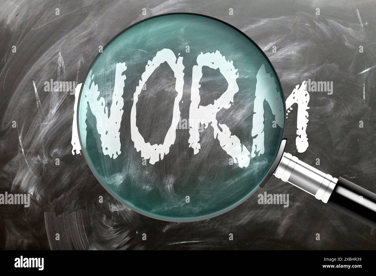Norma - impararlo, studiarlo e ispezionarlo. Un'occhiata più da vicino alla norma. Una lente d'ingrandimento che ingrandisce la parola "Norm" scritta su una lavagna Foto Stock