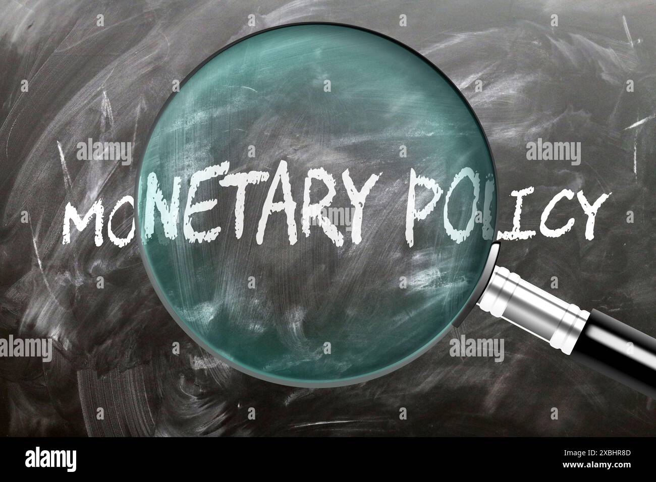 Politica monetaria - imparate, studiate e ispezionate. Un'analisi più approfondita della politica monetaria. Una lente d'ingrandimento che allarga la parola "politica monetaria” Foto Stock