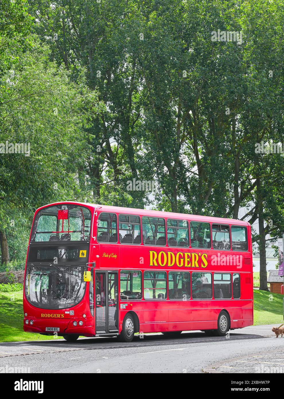 Un autobus rosso a due piani di Rodger parcheggiato al lago Rutland Water, Inghilterra. Foto Stock