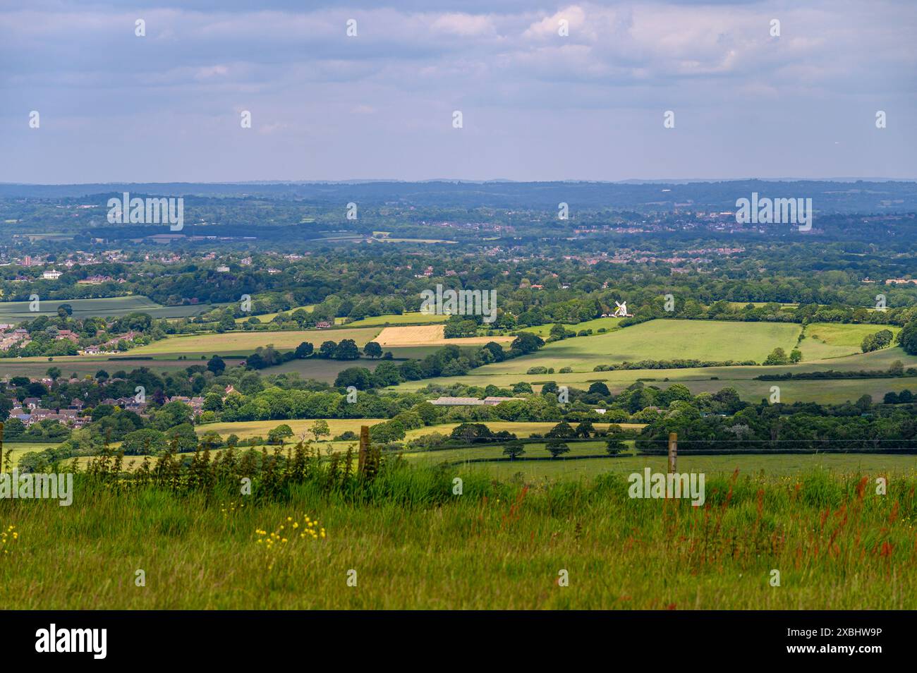 Terra verde e piacevole: Vista a nord sulla campagna del Sussex, i villaggi e le città da South Downs Way vicino a Clayton, West Sussex, Inghilterra. Foto Stock