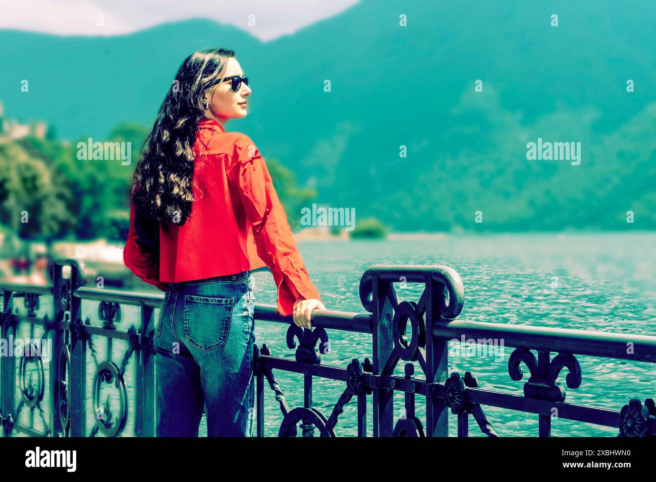 Giovani donne Instagrammer in posa mentre sono in vacanza a Lugano in Svizzera Foto Stock