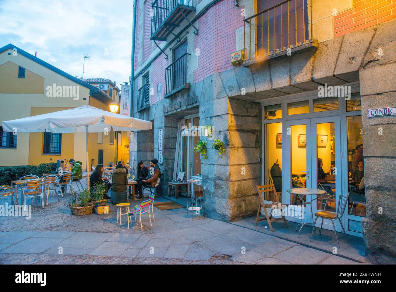 Terrazza del caffè tradizionale alla sera. Quartiere Austrias, Madrid, Spagna. Foto Stock