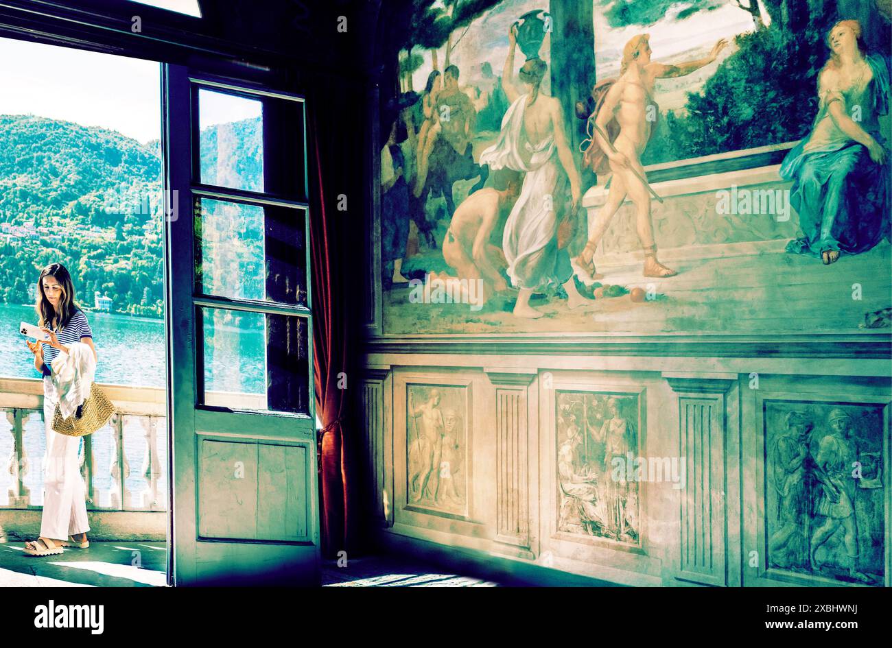 Giovane donna Instagrammer che posa mentre è in vacanza sul lago di Como Foto Stock