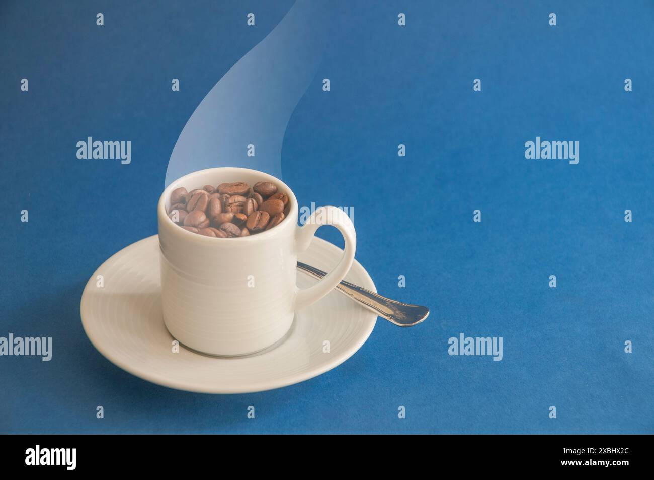 Tazza di chicchi di caffè. Foto Stock