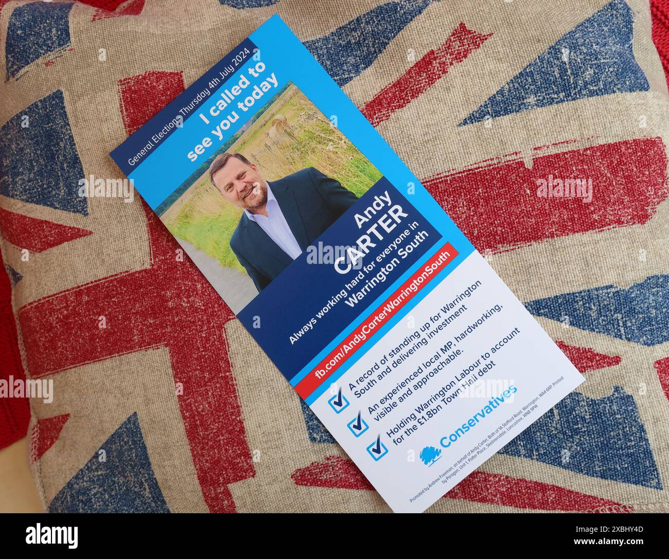 Opuscolo conservatore della campagna elettorale per le elezioni generali dei Tory, su un cuscino di bandiera dell'unione, a South Warrington, Cheshire, Inghilterra, WA4 2PL Foto Stock