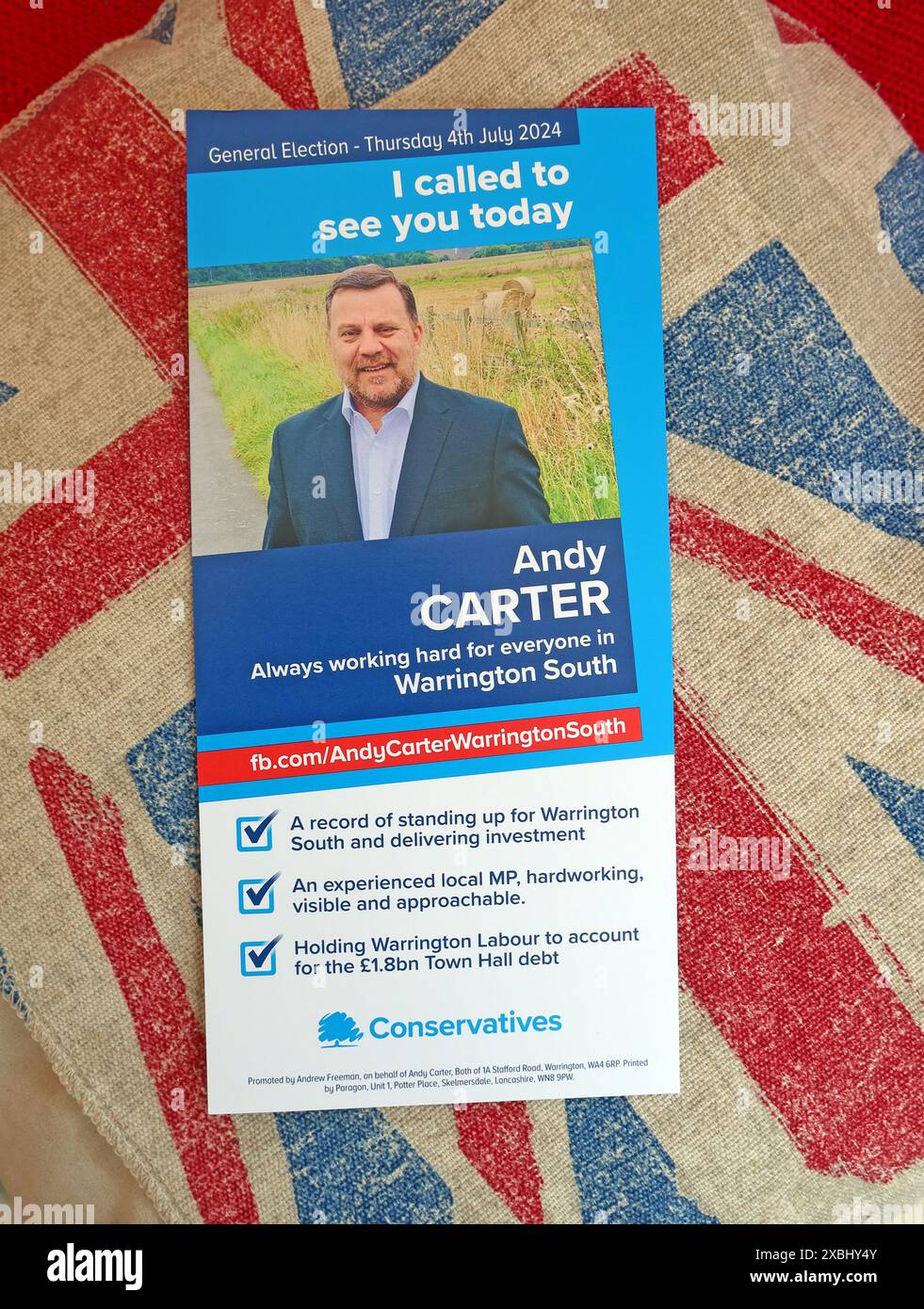 Opuscolo conservatore della campagna elettorale per le elezioni generali dei Tory, su un cuscino di bandiera dell'unione, a South Warrington, Cheshire, Inghilterra, WA4 2PL Foto Stock