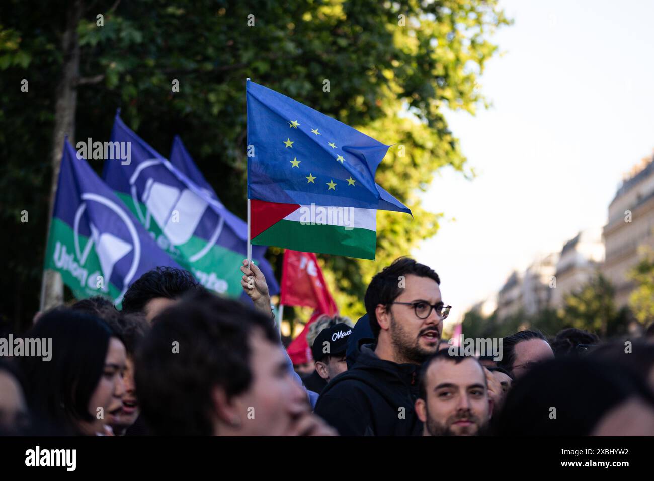 La bandiera dell'Unione europea osservata durante la manifestazione. In seguito alla vittoria di Jordan Bardella del partito nazionale di raggruppamento alle elezioni europee del 9 giugno e alla controversa decisione del presidente francese Emmanuel Macron di sciogliere l'Assemblea nazionale, migliaia di persone si sono riunite per il terzo giorno consecutivo a Place République in una massiccia manifestazione contro l'estrema destra e in favore della coalizione Front Populaire, creata dai partiti di sinistra la France Insoumise, dai socialisti, dai comunisti e dagli ecologisti. (Foto di Telmo Pinto/SOPA Images/Sipa USA) Foto Stock