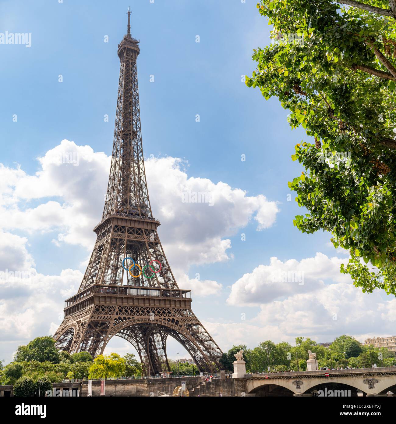 Torre Eiffel con anelli olimpici Foto Stock