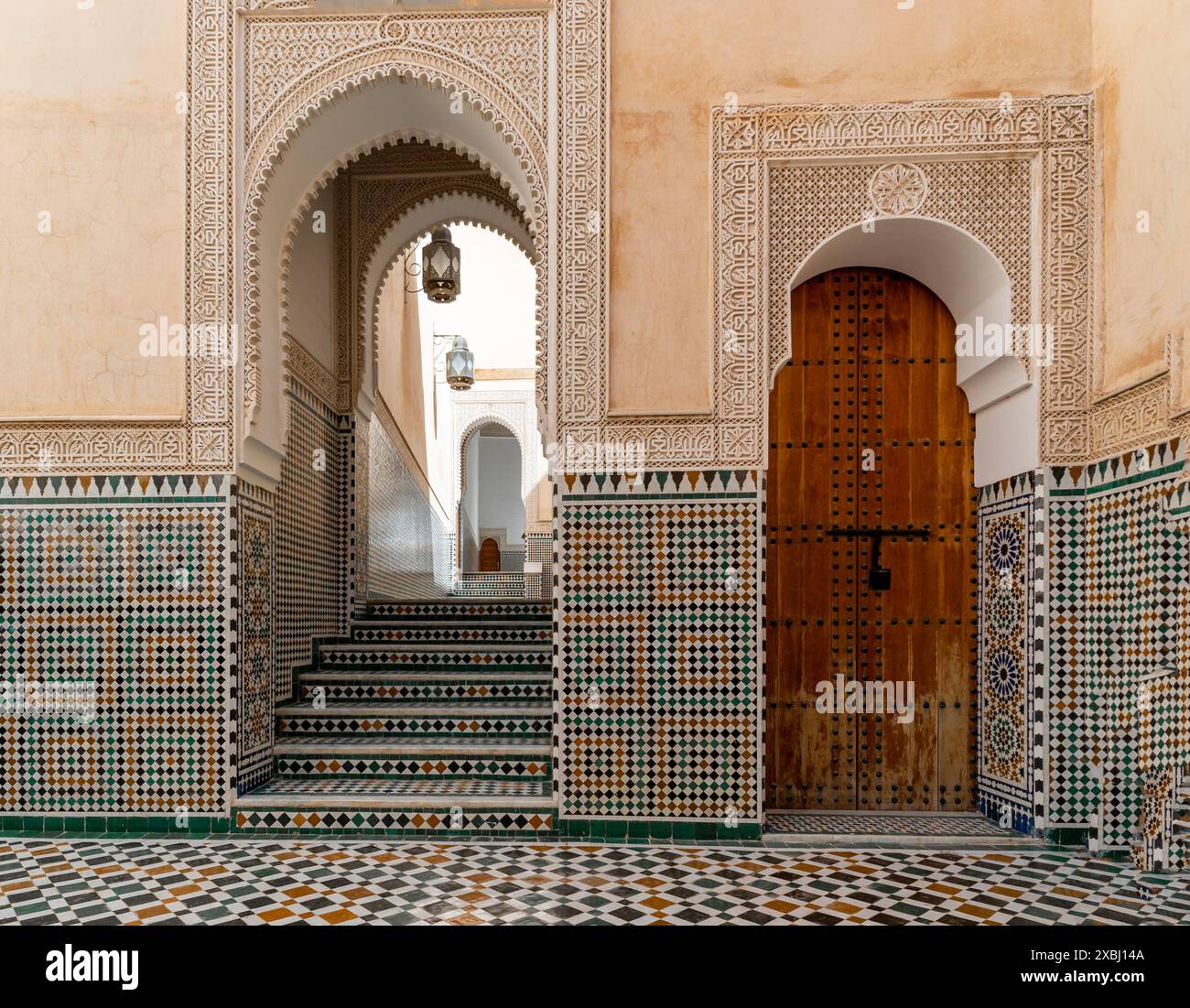 Meknes, Marocco - 5 marzo 2024: Vista interna della Madrasa Bou Inania nella storica città vecchia di Meknes Foto Stock