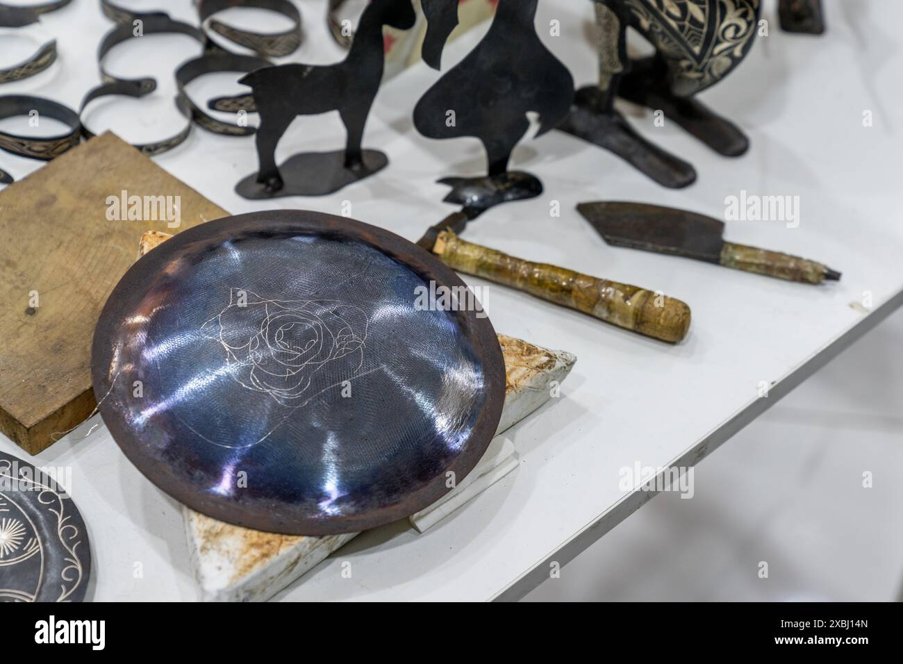 Meknes, Marocco - 5 marzo 2024: Luogo di lavoro e attrezzi di un artigiano damasceno in un laboratorio a Meknes Foto Stock