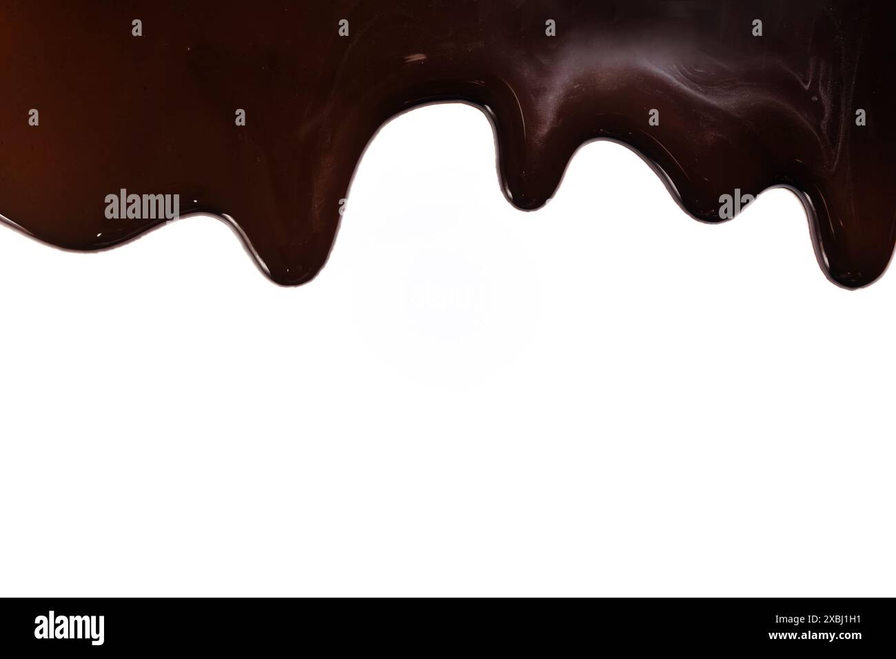 Il cioccolato fuso gocciolamento su sfondo bianco Foto Stock