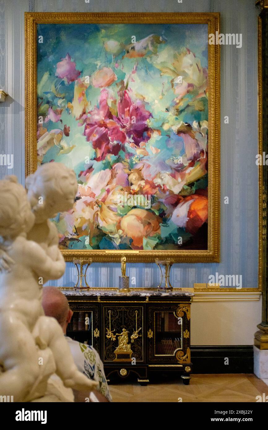 I visitatori possono ammirare la mostra Wallace Collection di dipinti di Flora Yukhnovich Foto Stock