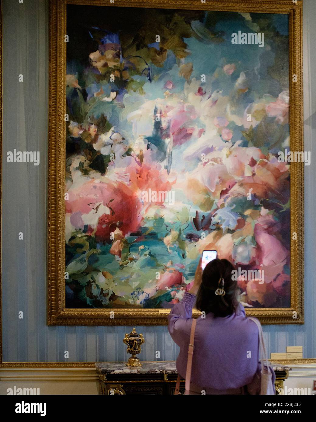 I visitatori possono ammirare la mostra Wallace Collection di dipinti di Flora Yukhnovich Foto Stock