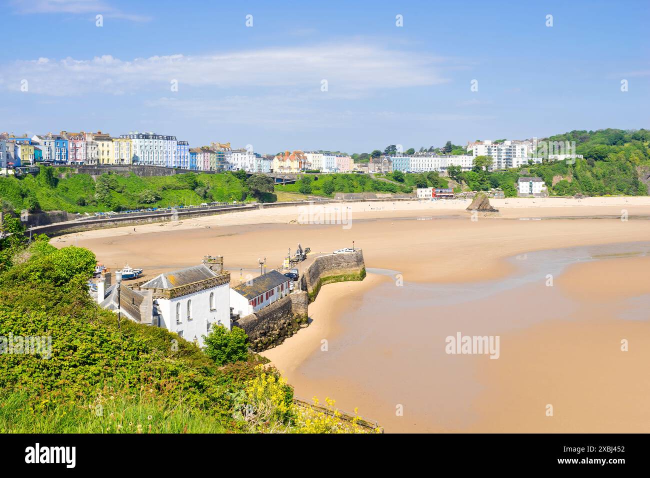 Tenby Harbour e le case colorate e gli hotel sopra la spiaggia di Tenby North nella baia di Carmarthan Pembrokeshire Galles occidentale Regno Unito Europa Foto Stock