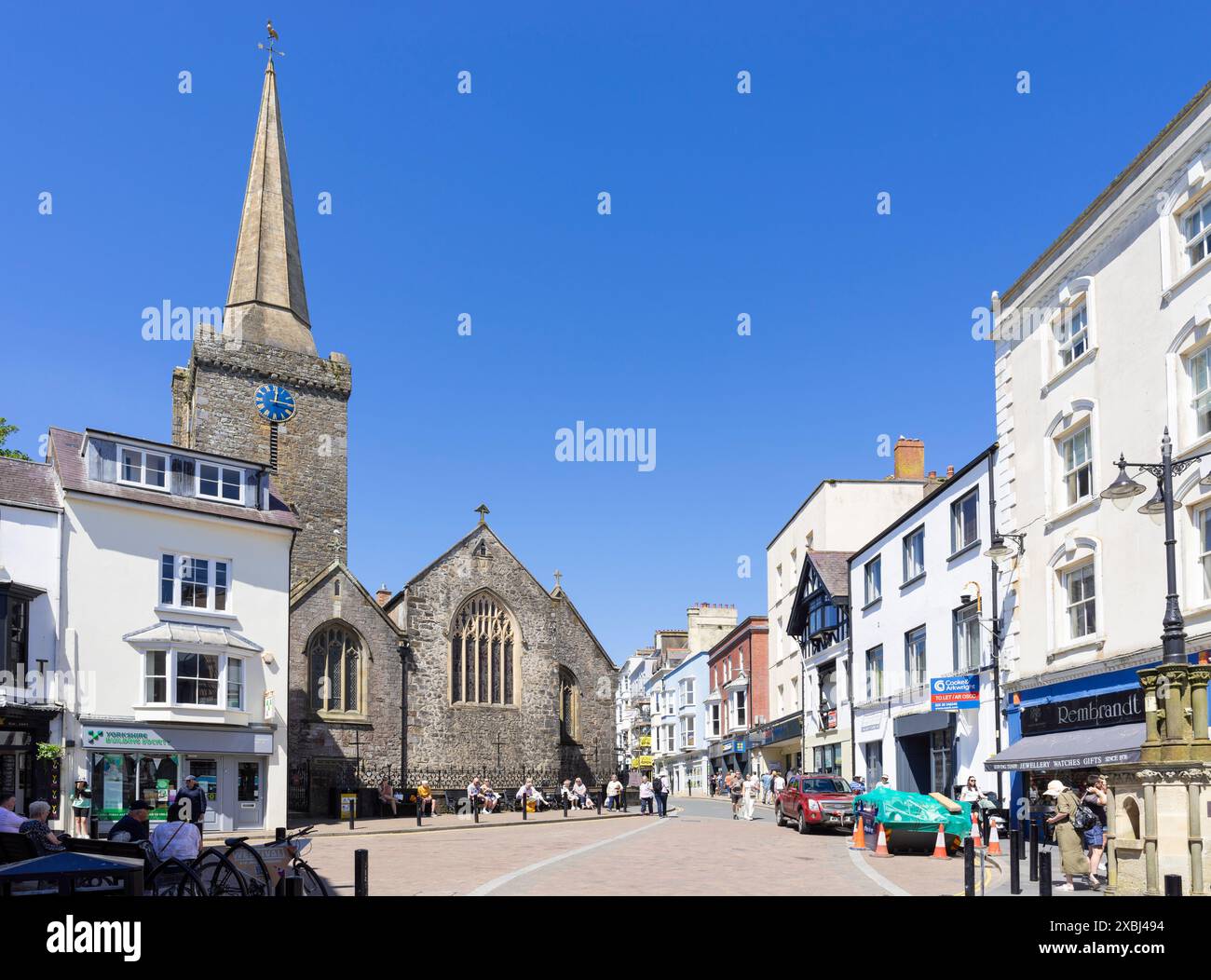Centro di Tenby, Tudor Square Shops e St Marys Church a Tenby, una cittadina di mare gallese nella baia di Carmarthan, Pembrokeshire, Galles occidentale, Regno Unito, Europa Foto Stock