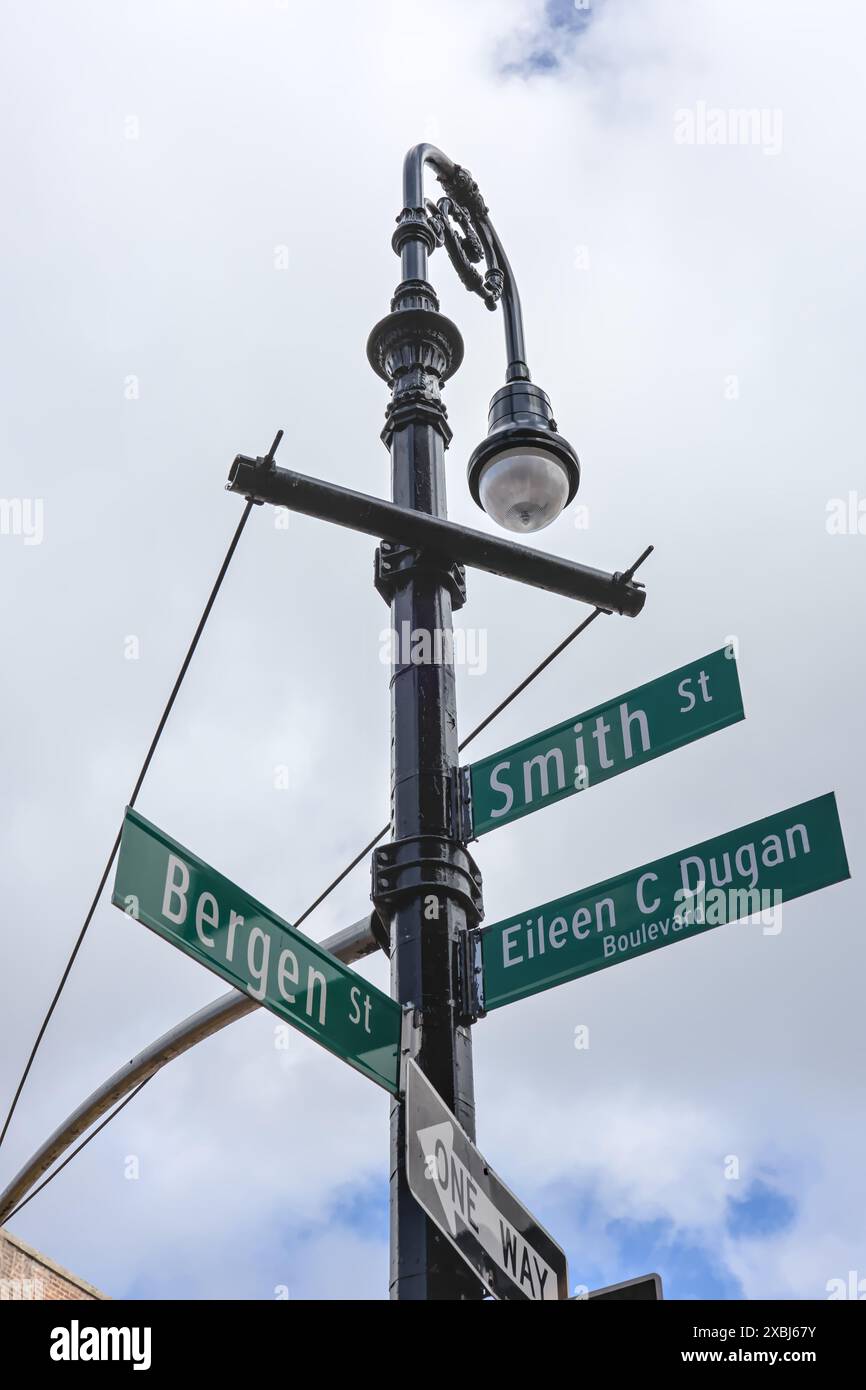 smith street e bergen street segnalano il lampione (segnaletica al semaforo) brooklyn carroll gardens, incrocio con new york city Foto Stock