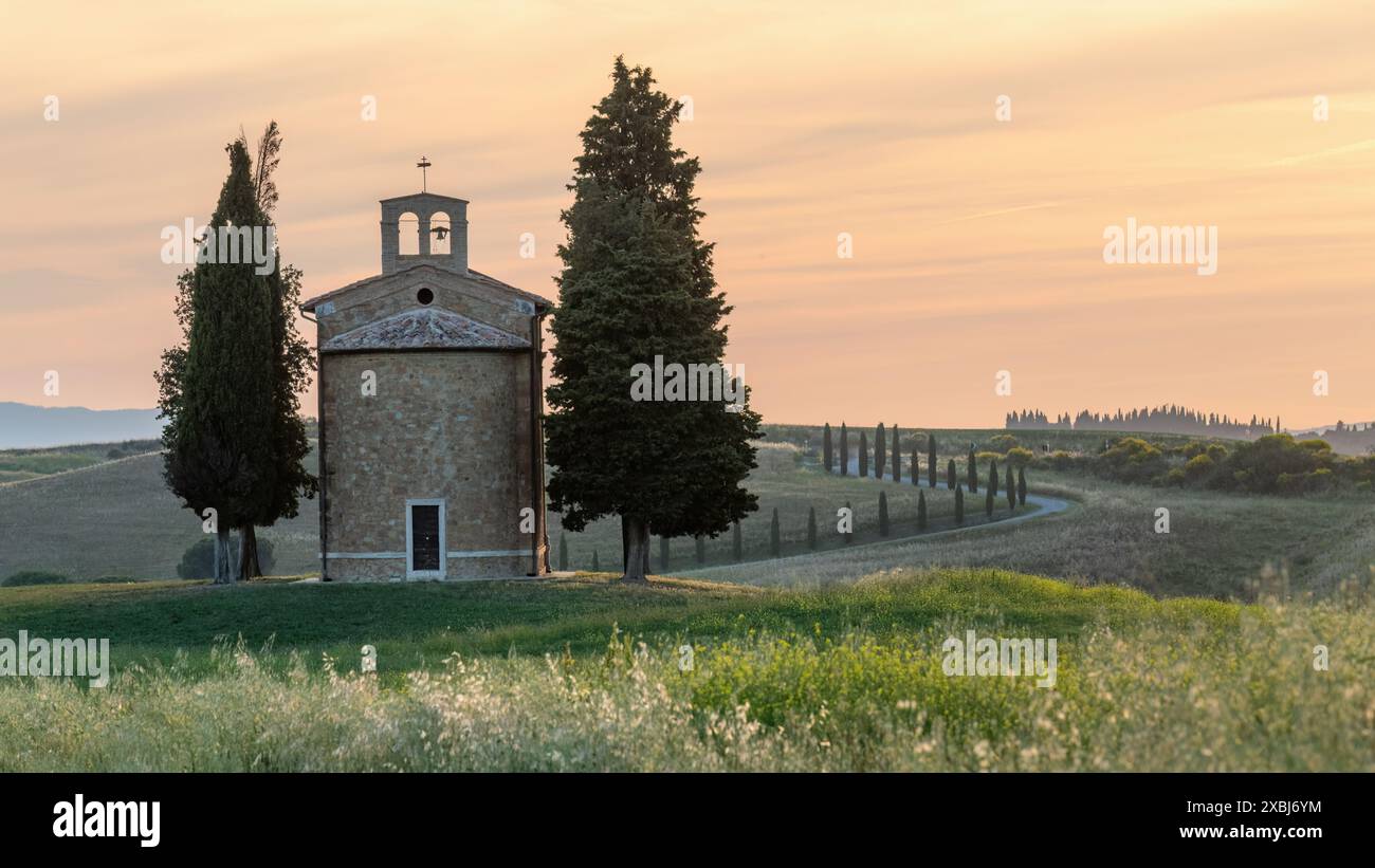 Toscana, Italia; 18 giugno 2024 - Una vista della Cappella Vitaleta, San Quirico d'Orcia, Italia. Foto Stock