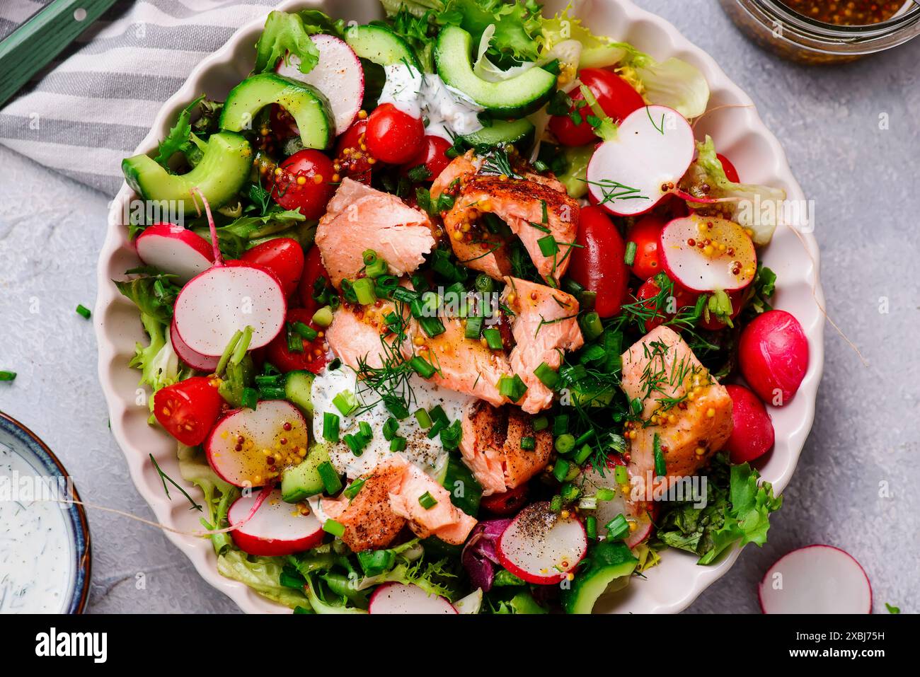 Insalata di verdure primaverili di salmone tirata. . obiettivo principale weiv.selective Foto Stock