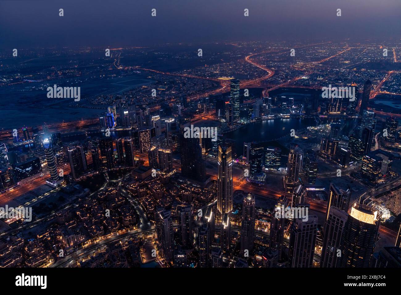 Dubai, Emirati Arabi Uniti - 14 marzo 2023: Vista mozzafiato di Dubai dai piani più alti del grattacielo Burj Khalifa durante il tramonto Foto Stock
