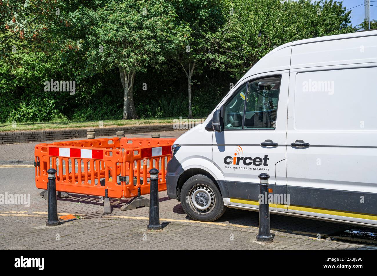 Circet Telecommunications van parcheggiato accanto ai lavori stradali, Scozia, Regno Unito, Europa Foto Stock