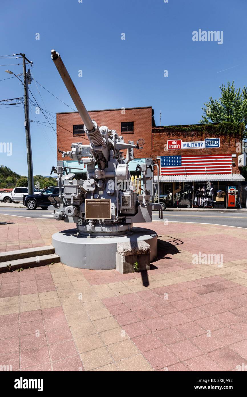 Clyde, North Carolina, USA-4 maggio 2023: Piazza centrale con cannoni militari da 50 mm e magazzino di eccedenze militari. Foto Stock