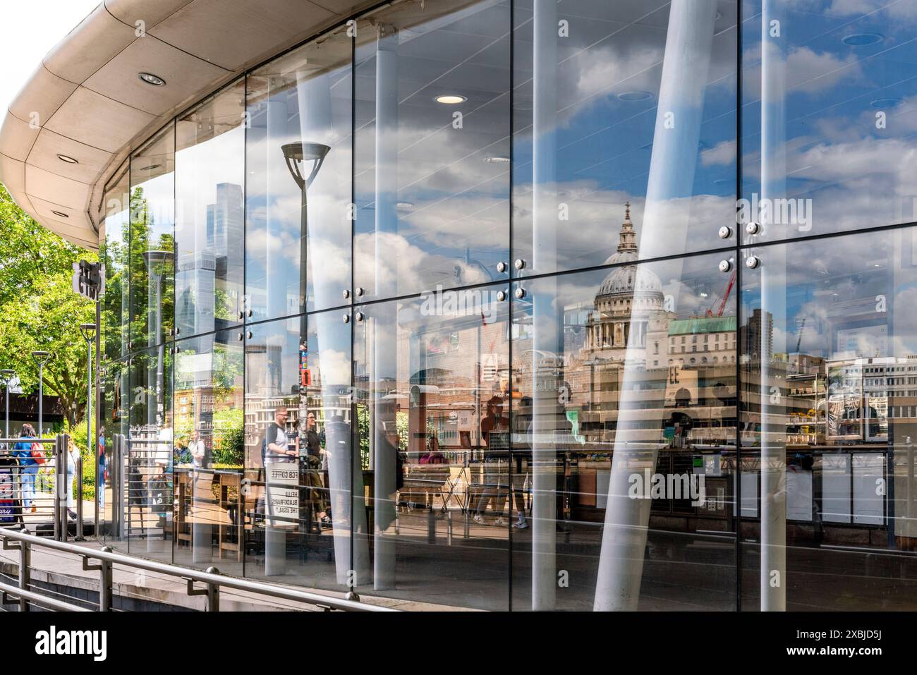 L'esterno della stazione Blackfriars con Una riflessione della Cattedrale di St Paul nella finestra, Londra, Regno Unito. Foto Stock