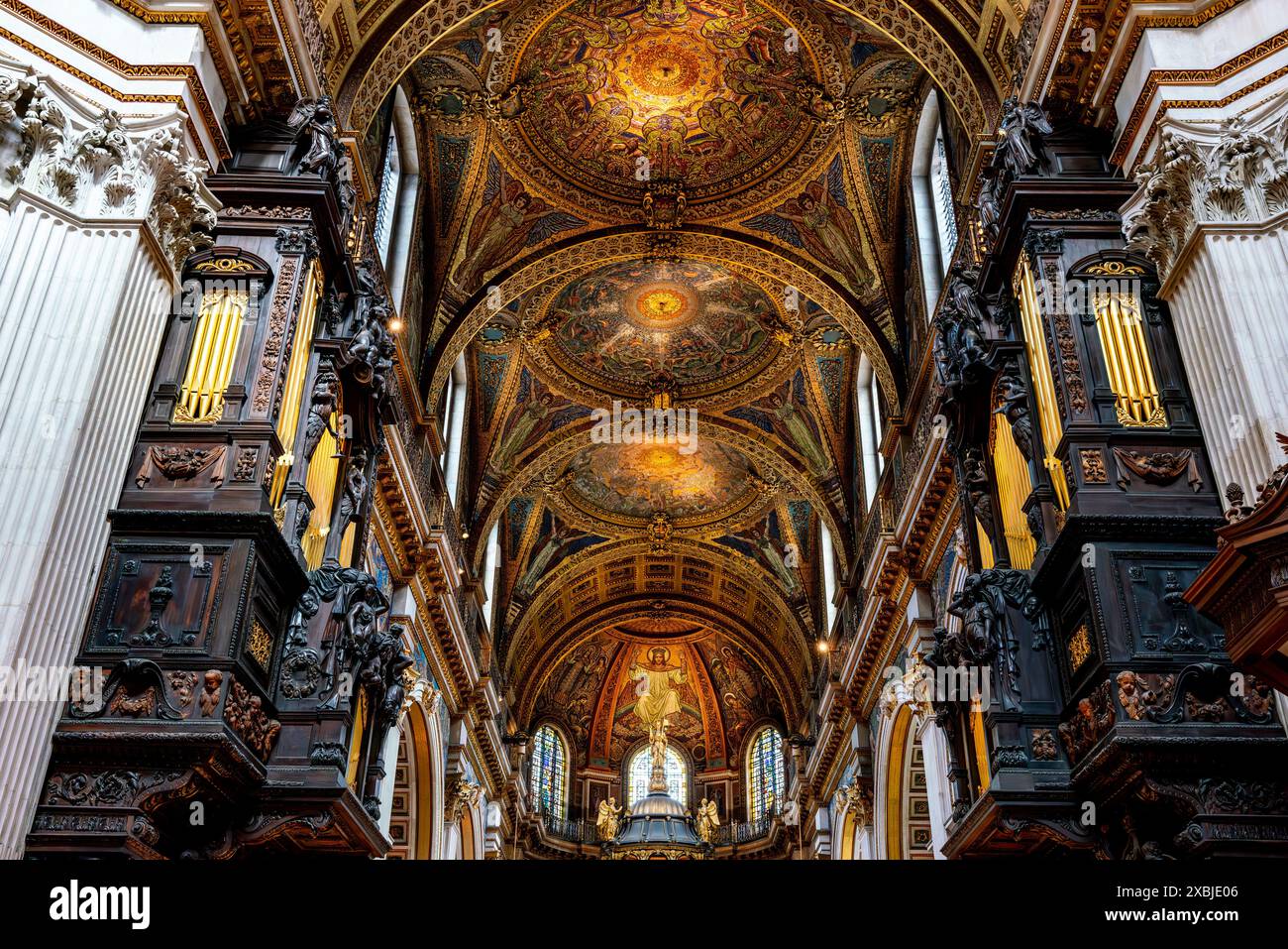 Il soffitto colorato all'interno della Cattedrale di St Paul, Londra, Regno Unito. Foto Stock