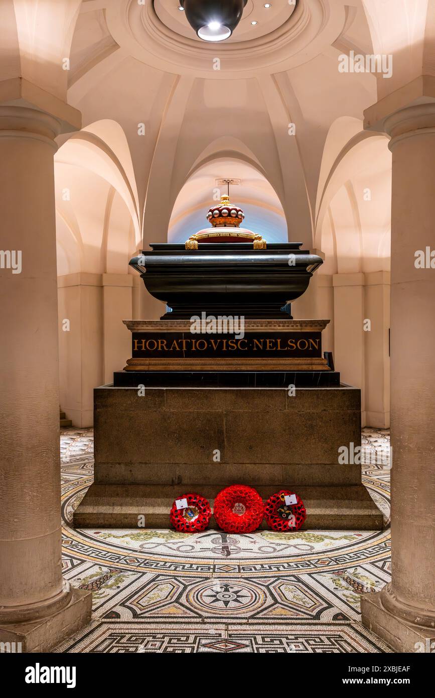 Il Sarcofago di Horatio Nelson nella Cripta della Cattedrale di St Paul, Londra, Regno Unito. Foto Stock