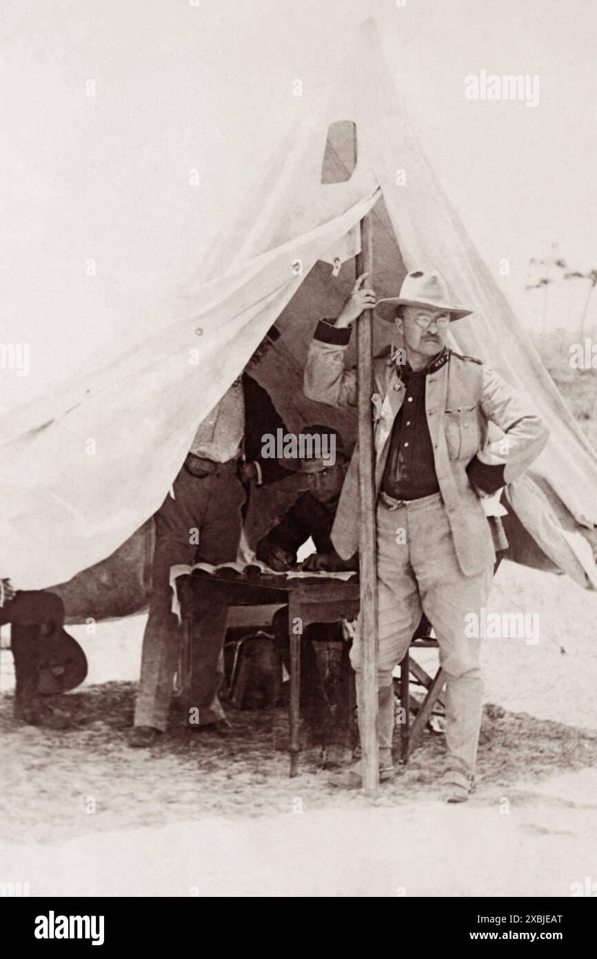 Tenente colonnello Theodore Roosevelt (26° presidente degli Stati Uniti) con la cavalleria volontaria "Rough Riders" a Tampa, Florida, prima della partenza per Cuba durante la guerra ispano-americana. Foto Stock