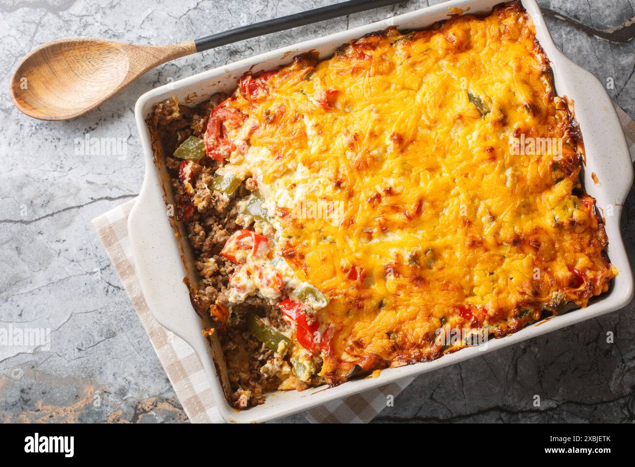 La classica casseruola John Wayne ha meravigliosi sapori del sud-ovest, manzo macinato, crosta di biscotti, pomodori freschi e un ripiano cremoso e formaggio Foto Stock