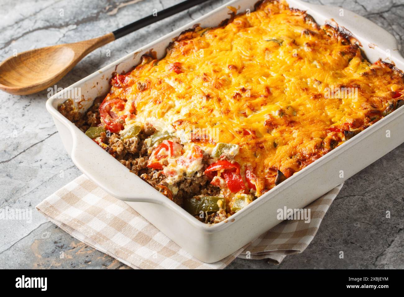 La classica casseruola John Wayne ha meravigliosi sapori del sud-ovest, manzo macinato, crosta di biscotti, pomodori freschi e un ripiano cremoso e formaggio Foto Stock