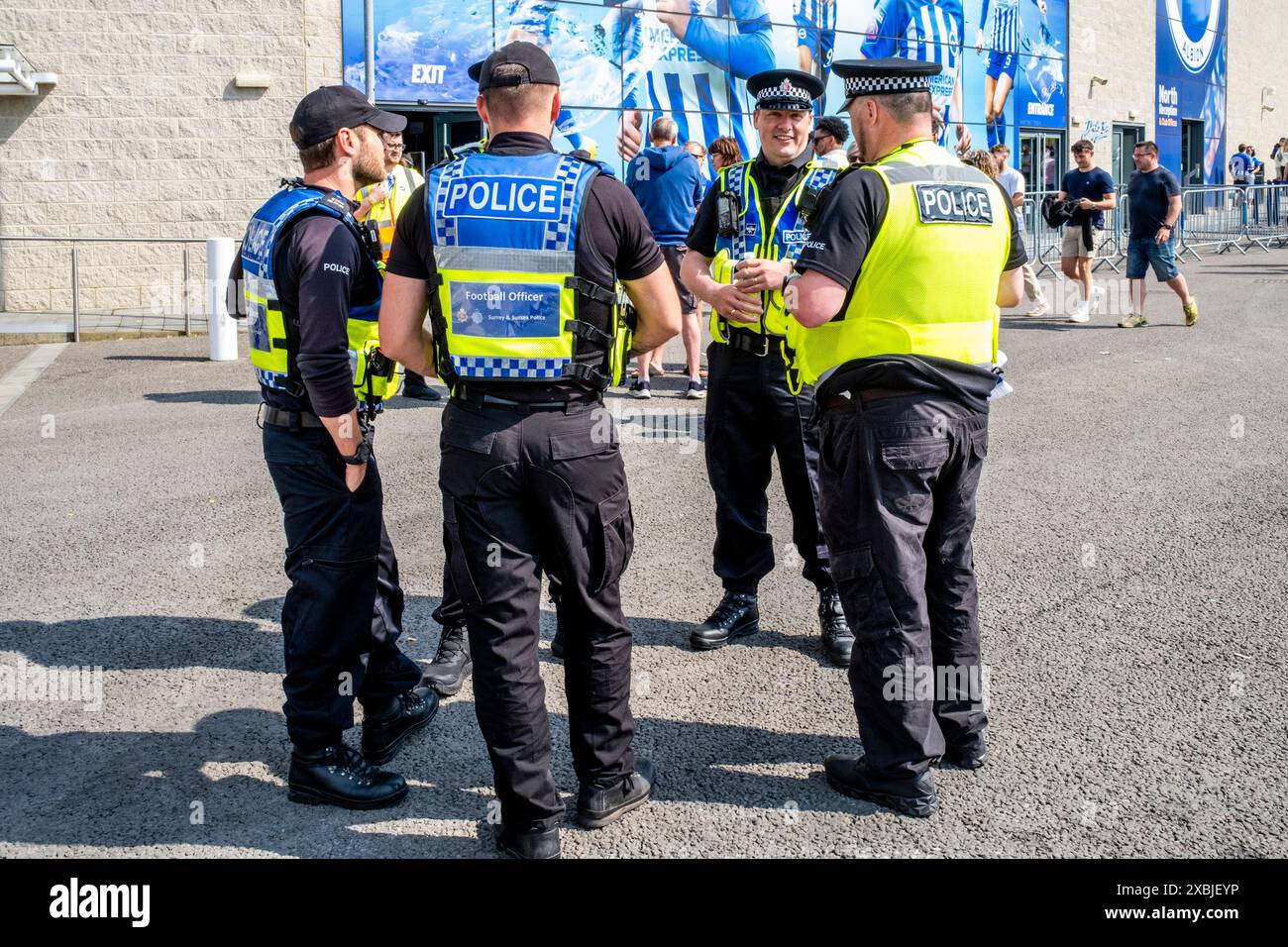Ufficiali di calcio specializzati fuori dall'Amex Stadium per Una partita di Premier League tra Brighton e Hove Albion e Manchester United, Brighton, Regno Unito. Foto Stock