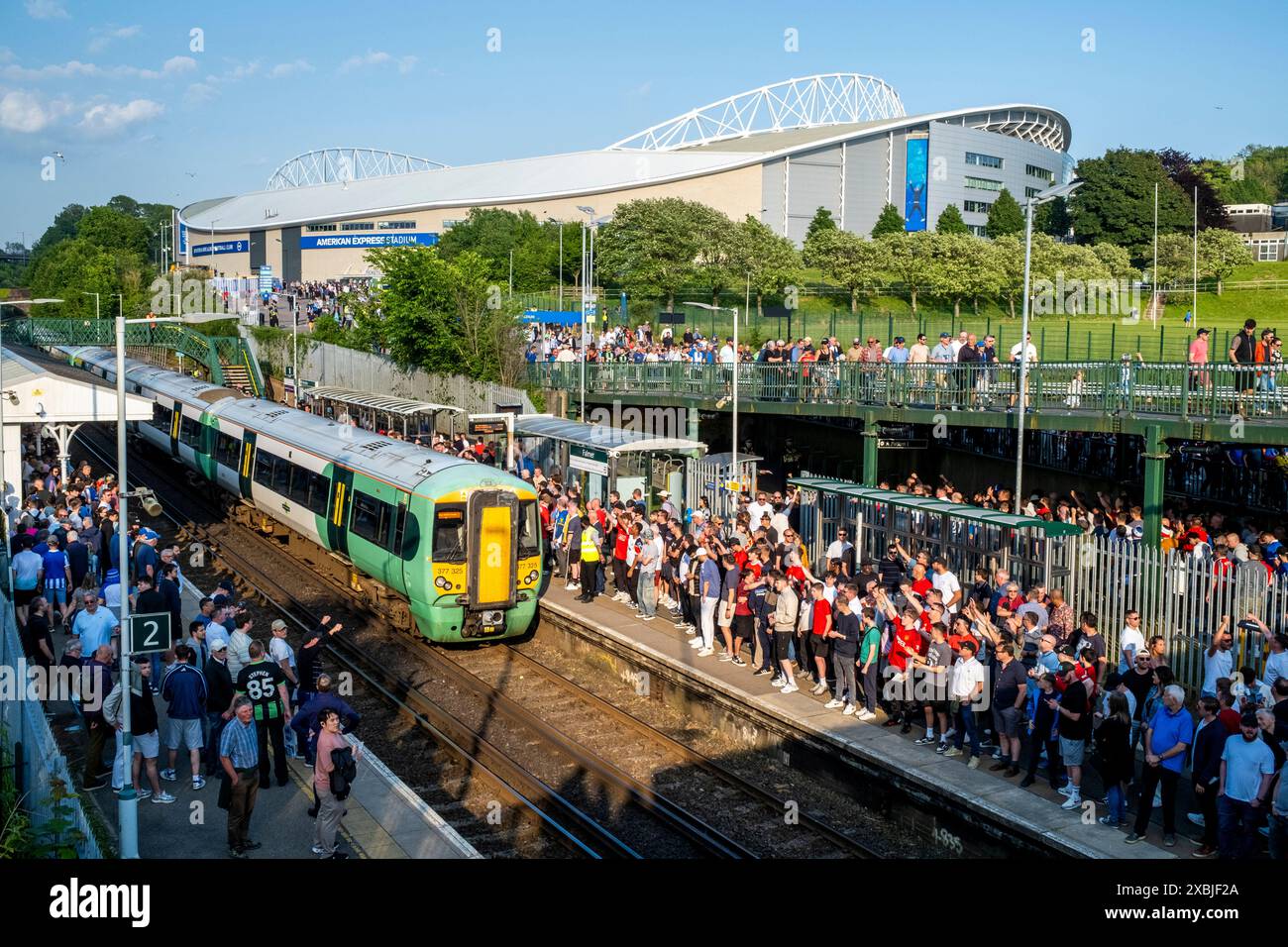 I tifosi di Brighton e Hove Albion e Manchester United aspettano i treni alla stazione di Falmer dopo Una partita tra le due squadre, Brighton, Sussex, Regno Unito Foto Stock